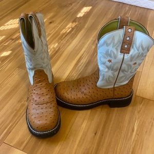 Women’s Ariat boots